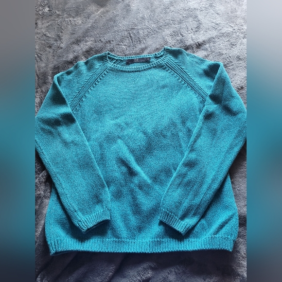 Isle Essentials womans sweater. Size medium. - Picture 1 of 4